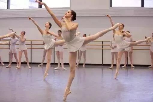 太原成人舞蹈压腿事件视频,意外视频引发社会关注与反思