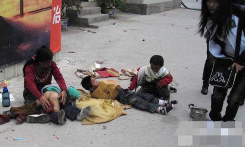 小孩和成人乞讨视频播放,孩子与成人乞讨者的生存挣扎